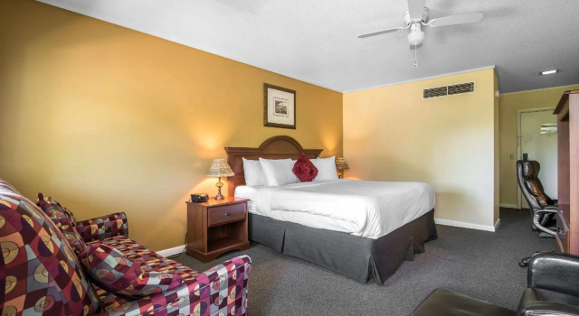 Двухместный люкс TiltonLodge Inn & Suites