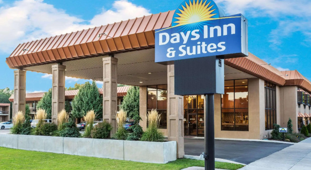 Номер Standard Days Inn & Suites by Wyndham Logan