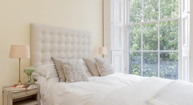 325 - Delightful 2 bedroom apartment situated in typical 18th century square