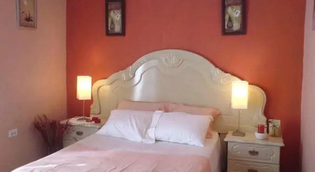 Кровать в общем номере Mansion Giahn Bed & Breakfast