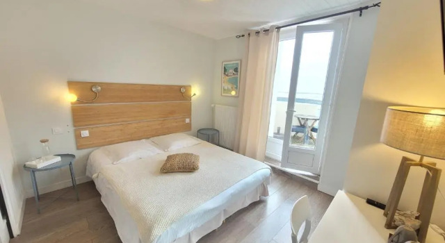 Двухместный номер Standard с видом на море Hôtel de charme & SPA Villa Cosare sur la promenade bord de plage 20m de la mer