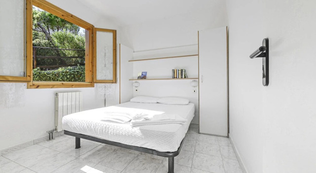 Attractive Bungalow With Covered Terrace Near the Sea, Buchen Sie Hotel Andora Ligurien