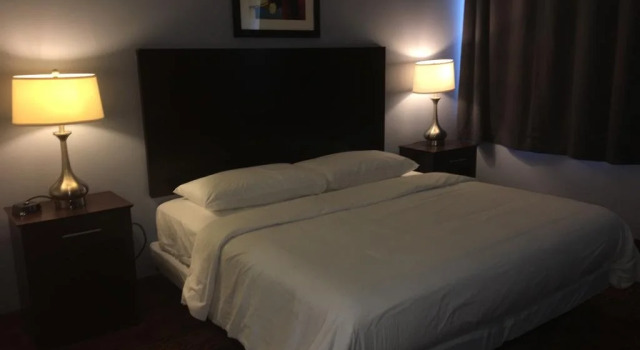 AMCO Hotel and Suites Austin, Забронировать Отель Отели Остина с парковкой, рядом с Saint Edwards University Baseball Field, Парковка