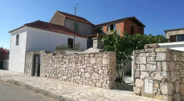 Stunning 2-bed House in Jezera With Sea Views