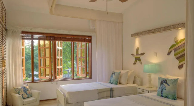 Lazy Days, Varaa Villa Hotellit Coast Region uima-altaalla, Uima-allas