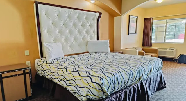 Capital O Deluxe Inn Channelview Houston I-10, Book Hotel Hoteller i Channelview med parkering, Parkering