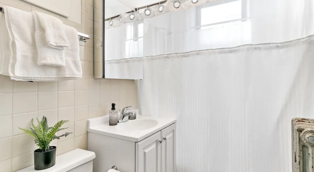 Welcoming & Trendy 1BR Apt in Larchmont, Забронировать Отель Отели Иллинойс 4 звезды, 4*