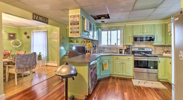 Коттедж Stylish Suburban Getaway, 10 Miles to Royal Mtn!
