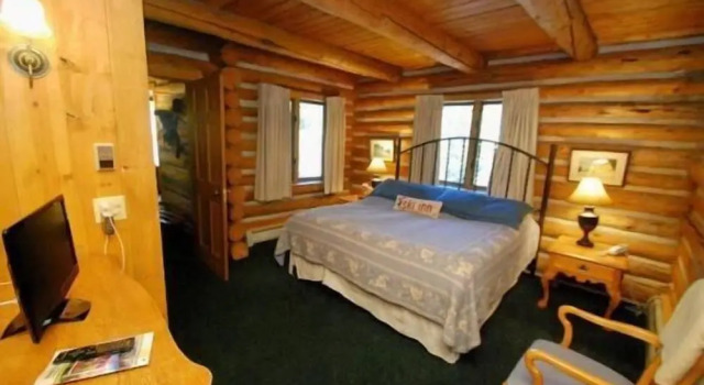 Lenawee Log Home 4 Bedroom Holiday home by Key to the Rockies
