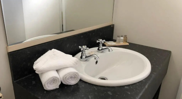Студия Westport Motor Hotel