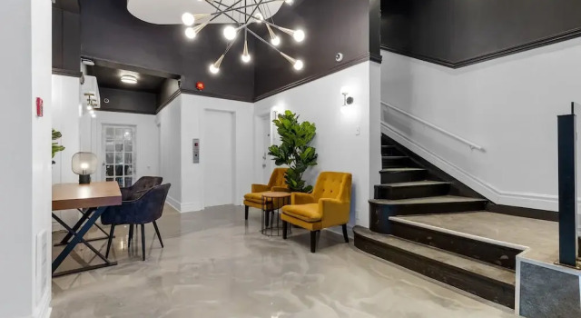 Le Sand & Stone Hôtel, Rezerwuj Hotel Hotele w Montreal z parkingiem, w pobliżu Quebecor, Parking