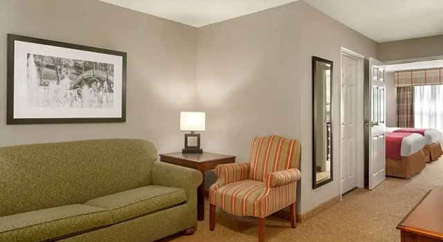 Четырёхместный люкс Country Inn & Suites by Radisson, Louisville South, KY