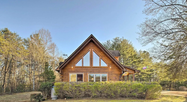 Коттедж 10 Mi to Lake Lure: Mtn-View Cabin w/ Deck & Loft