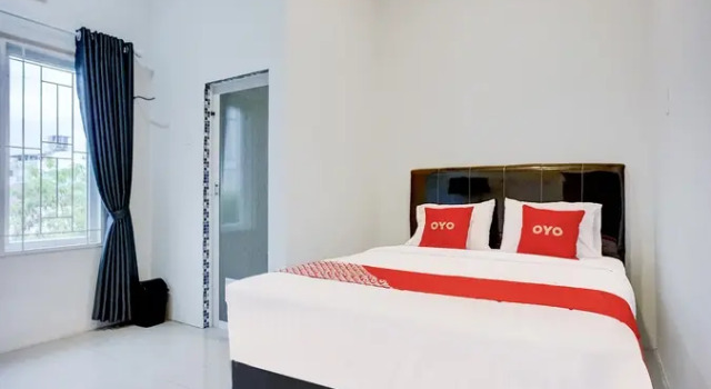 Двухместный люкс Collection O Almasarra Residence Near Ring Road Medan