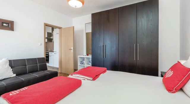 Amazing Home in Banjol With Wifi and 1 Bedrooms, Prenota Hotel Hotel a Isole Quarnerine con parcheggio, Parcheggio