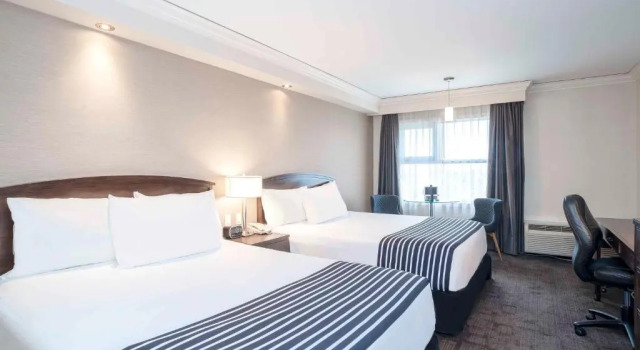 Четырёхместный номер Standard Sandman Signature Toronto Airport Hotel