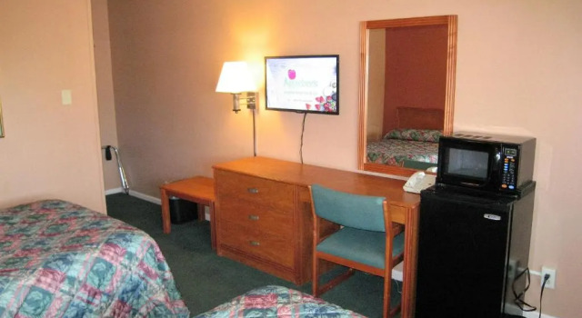 Четырёхместный номер Standard Travelers Lodge Marshall