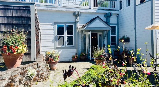 Bird Rock Hotel, Забронировать Отель Фрайдей-Харбор San Juan Islands, рядом с Историческое сообщество и музей San Juan
