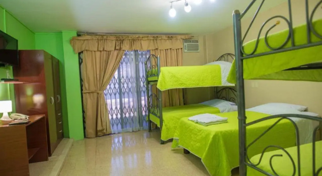Кровать в общем номере North Star Hostal Guayaquil