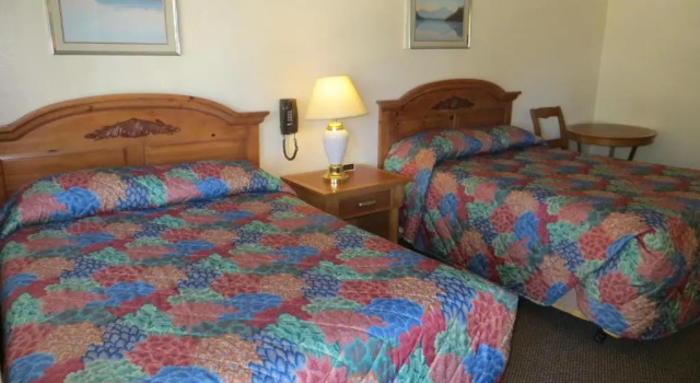 Четырёхместный номер Standard Cedar Inn & Suites