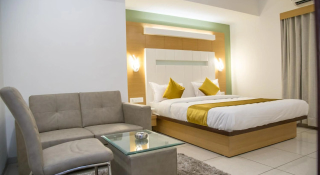 Hotel Orange International, Rezerwuj Hotel Hotele w Surat z parkingiem, Parking