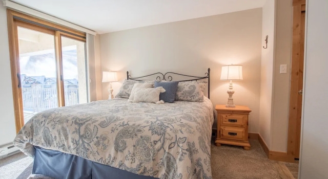Апартаменты Recently Remodeled Ski Lodge Styled Plaza Condo - No Cleaning Fee! by RedAwning