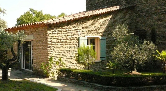 Antique Holiday Home in L'isle-sur-la-sorgue With Pool