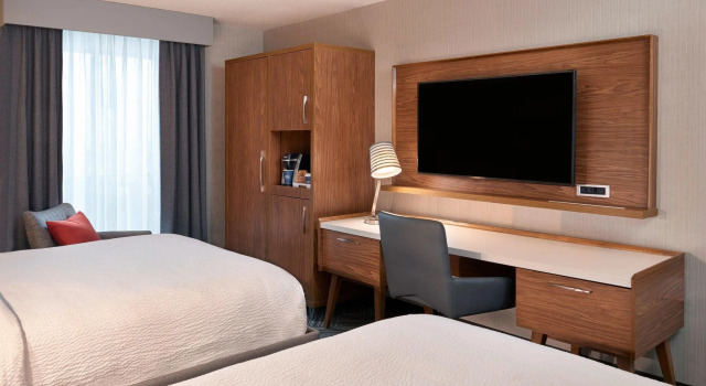 Четырёхместный номер Standard Four Points by Sheraton Toronto Airport East