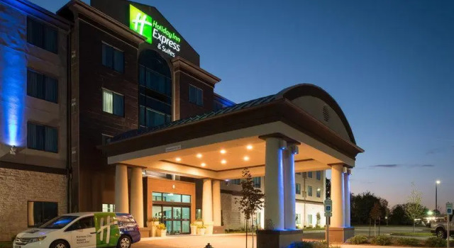 Люкс Holiday Inn Express and Suites Kansas City Airport by IHG