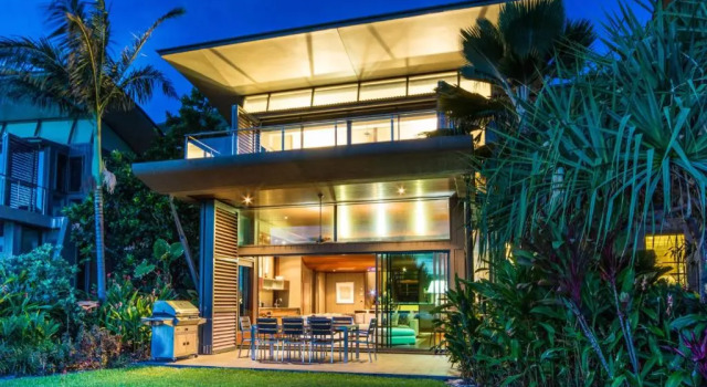 Yacht Club Villa 6 On Hamilton Island - oceanviews, 2 x buggies & valet service, Забронировать Вилла Отели Острова Гамильтон с парковкой, Парковка