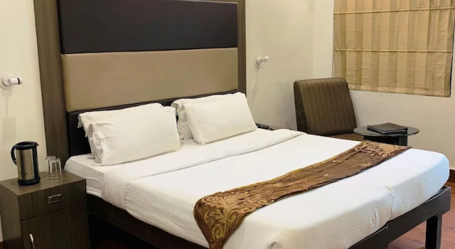 Номер Deluxe Ambassador Hotel