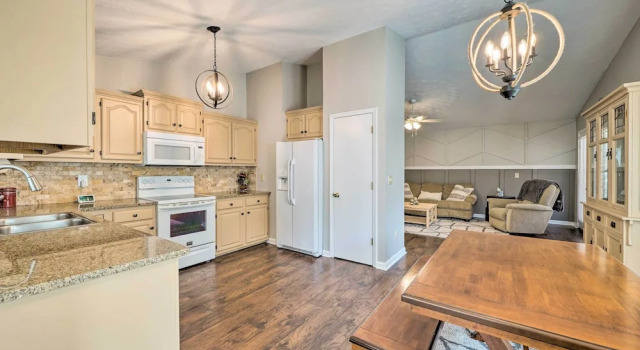 Коттедж Oak Island Getaway w/ Yard - Walk to Beach!