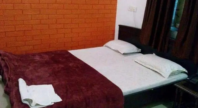 Hotel Gaurav, Забронировать Отель Патна штат Карнатака, рядом с Железнодорожный вокзал Патна
