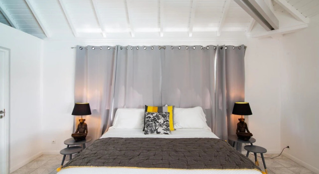 Exclusive Terres Basses Location, Heated Pool, Near Beach, Shops, Restos, AC, Free Wifi