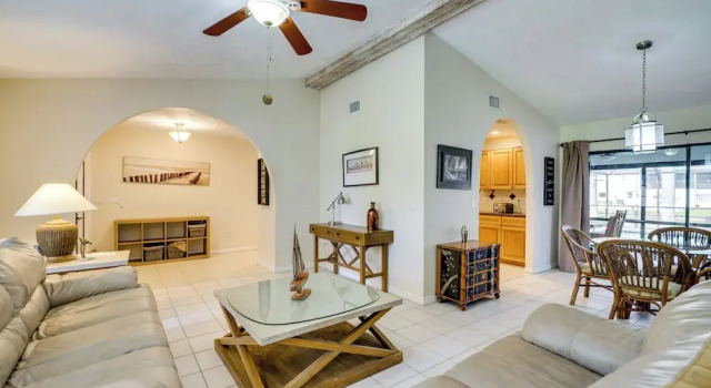 Canal-front Gem w/ Lanai & Dock in Cape Coral, Забронировать Дом для отпуска Виллы штата Флориды, Вилла