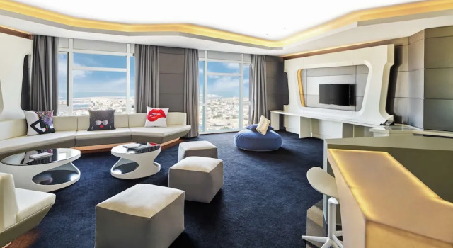 Двухместный люкс Vibrant V Hotel Dubai, Curio Collection by Hilton