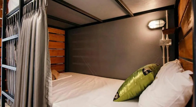 Кровать в общем номере KoHabitat Samui
