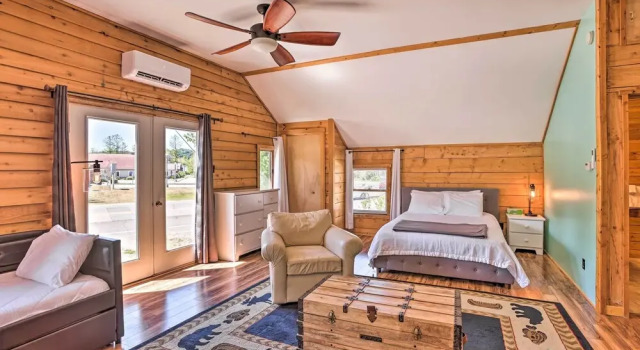 Quaint Studio w/ Shared Beach: Walk to Suttons Bay, Buchen Sie Ferienwohnung Suttons Bay Michigan