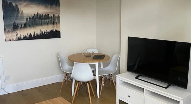 Кровать в общем номере с 6 комнатами Norton Serviced Apartments Free Private parking Wifi