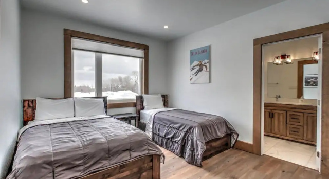 Brand New 7 bdrm Luxury Cottage with Private Beach Access, BBQ,7.5 baths, Hot Tub, Ping Pong Table, Varaa Lomakoti Blue Mountains 