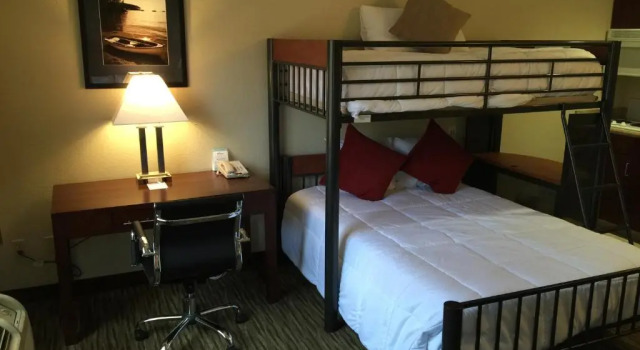 Двухместный семейный люкс Hawthorn Suites by Wyndham Rancho Cordova/Folsom