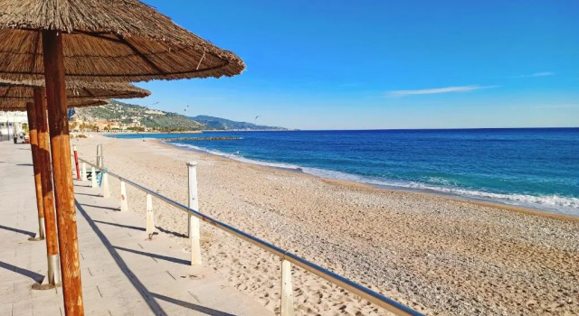 Suite love & privative spa Menton, Забронировать Курортный отель Отели Ментон с парковкой, Парковка