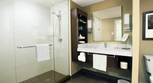 Двухместный клубный номер Standard Delta Hotels by Marriott London Armouries