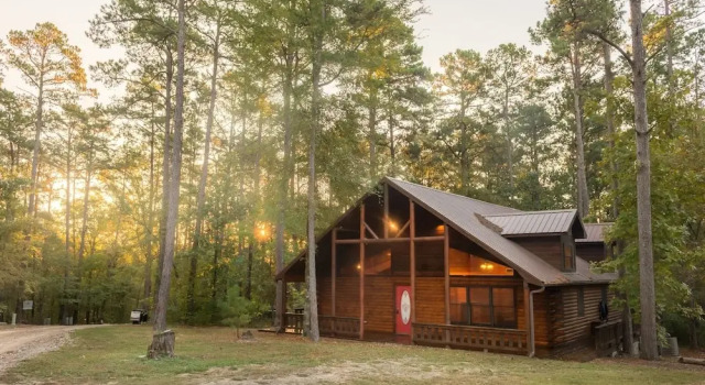 Serenity Forest Cabin With Private Hot Tub and Grill on the Back Deck by Redawning, Boek Hotel Hochatown Oklahoma
