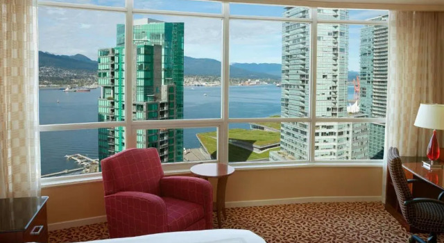Номер Standard с видом на гавань Vancouver Marriott Pinnacle Downtown Hotel