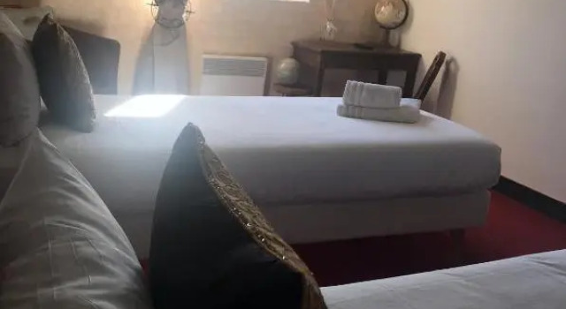 Двухместный номер Standard с красивым видом из окна Hôtel Bien-Être Aux Cyprès de Marquay-Calme et élégance-Laissez-vous porter par une ambiance chaleureuse où chaque instant compte-Découvrez un havre de paix où nature et confort se marient pour vous offrir une expérience unique- Réservez dès aujourdhui