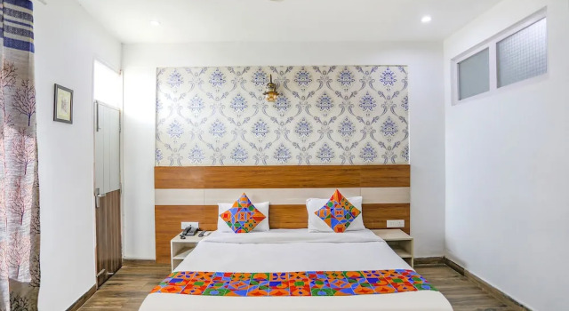 Номер Deluxe с балконом FabHotel Aravali Suites - DLF Phase 3