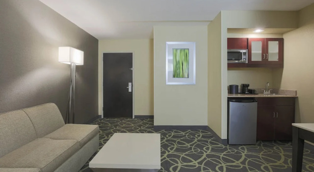 Четырёхместная студия SpringHill Suites by Marriott Oklahoma City Quail Springs