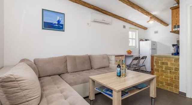 Nice Home in Sveti Jakov With Wifi and 2 Bedrooms, Prenota Hotel Hotel a Isole Quarnerine con parcheggio, Parcheggio