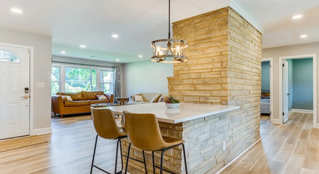 Charming Charlotte Home: 2 Mi to Downtown!, Забронировать Дом для отпуска Коттеджи Шарлотте, рядом с Концертный комплекс Fillmore Charlotte, Коттедж